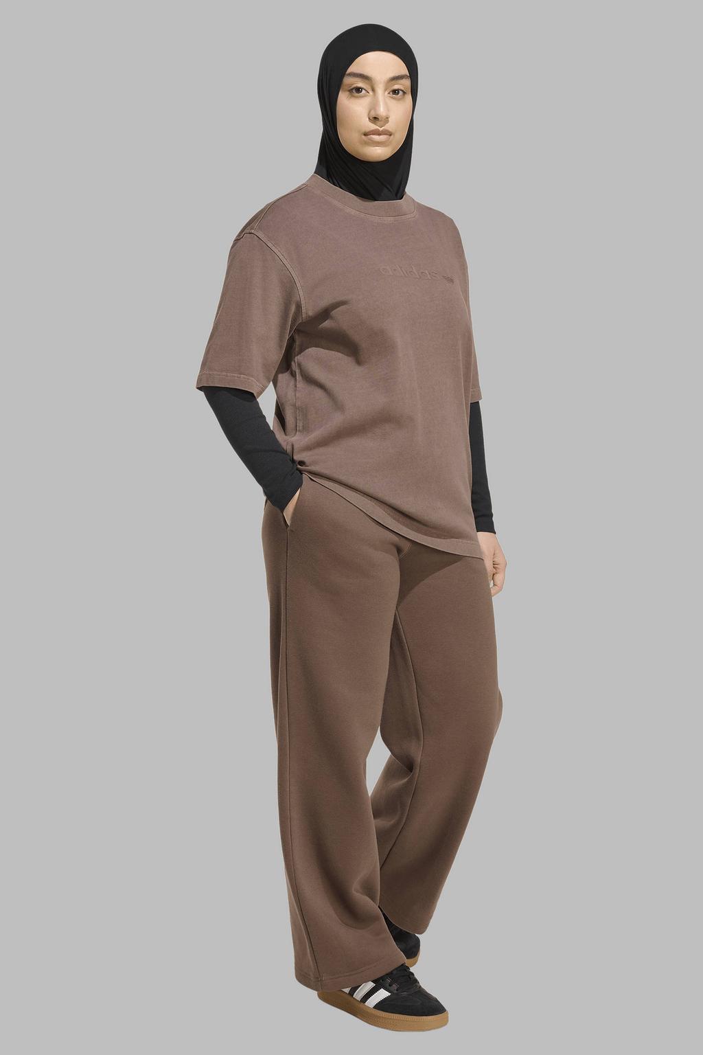 Bruine dames adidas Originals loose joggingbroek van katoen met regular waist, elastische tailleband met koord en effen