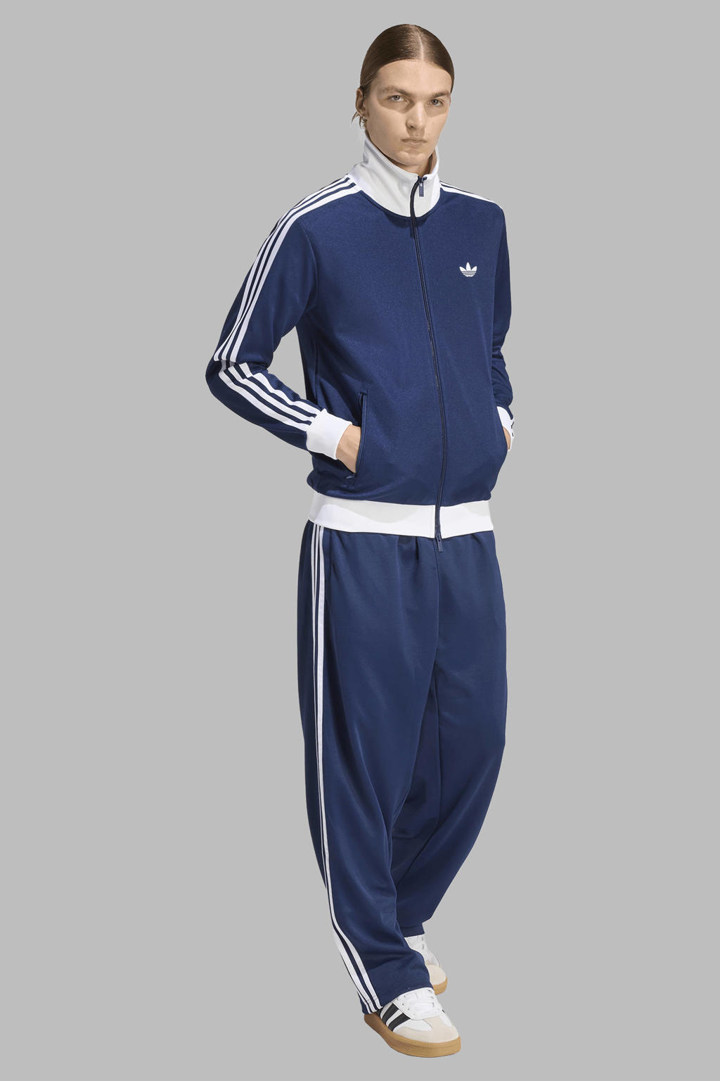 Donkerblauw en witte heren adidas Originals sportjack van katoen met effen, lange mouwen, opstaande kraag en ritssluiting