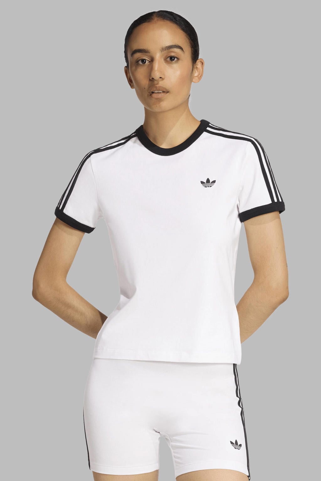 Wit en zwarte dames adidas Originals Cali T-shirt van katoen met meerkleurige print, korte mouwen en ronde hals