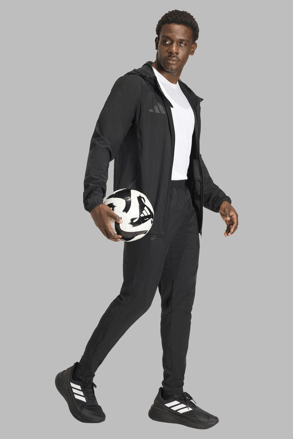 Zwarte heren adidas Performance Senior trainingsjack Tiro Travel van polyester met effen, lange mouwen, capuchon en ritssluiting