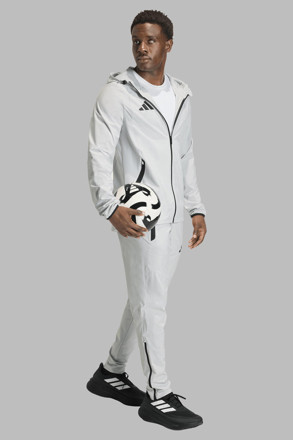 Grijs, lichtgrijs en zwarte heren adidas Performance Senior trainingsjack Tiro Travel van polyester met effen, lange mouwen, capuchon en ritssluiting