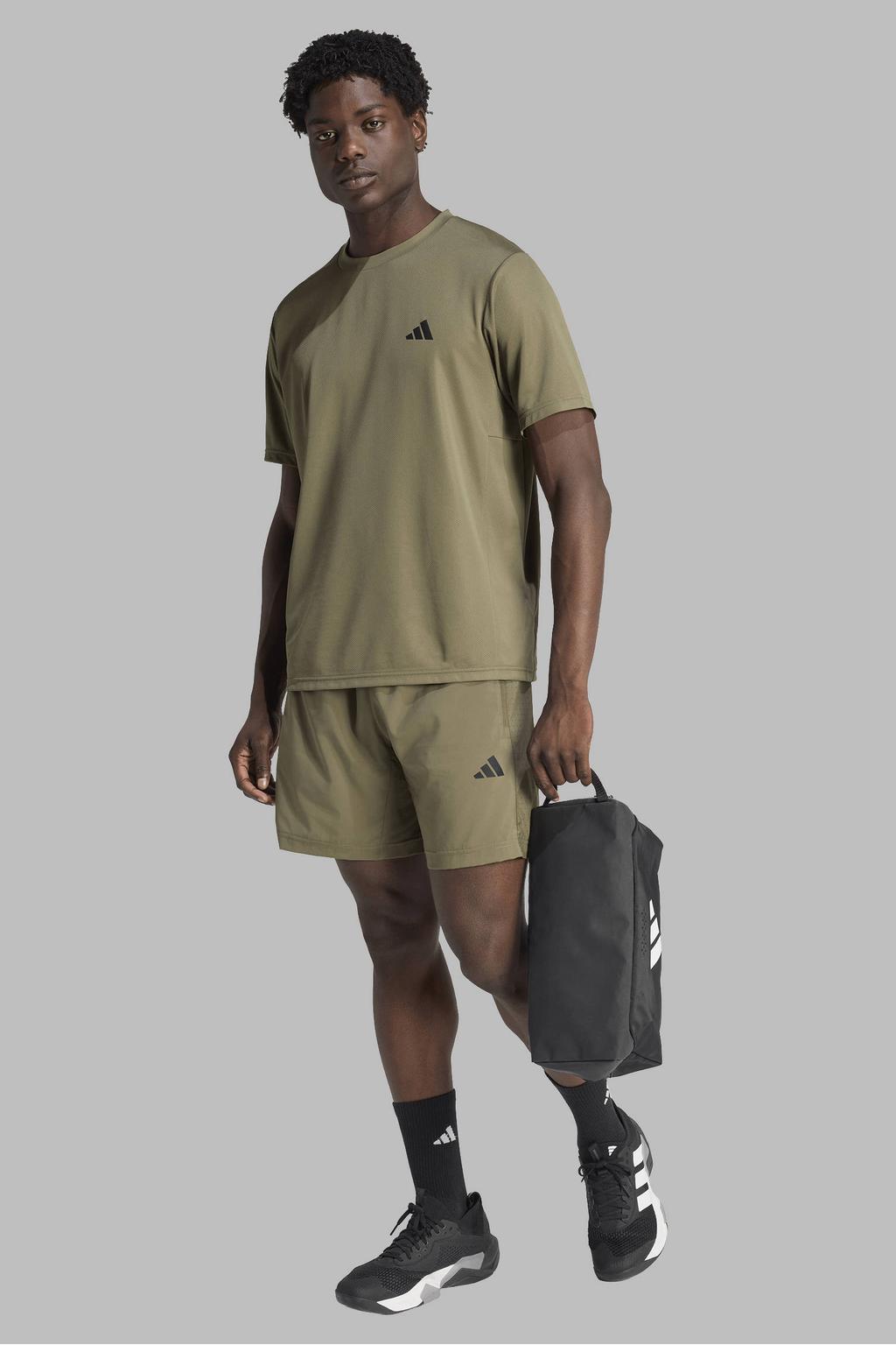 Olijfgroene heren adidas Performance sportshirt Workout Essentials van polyester met korte mouwen en ronde hals