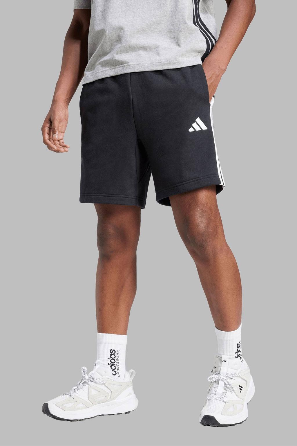 Zwart en witte heren adidas Sportswear short met regular fit, elastische tailleband met koord en logo dessin