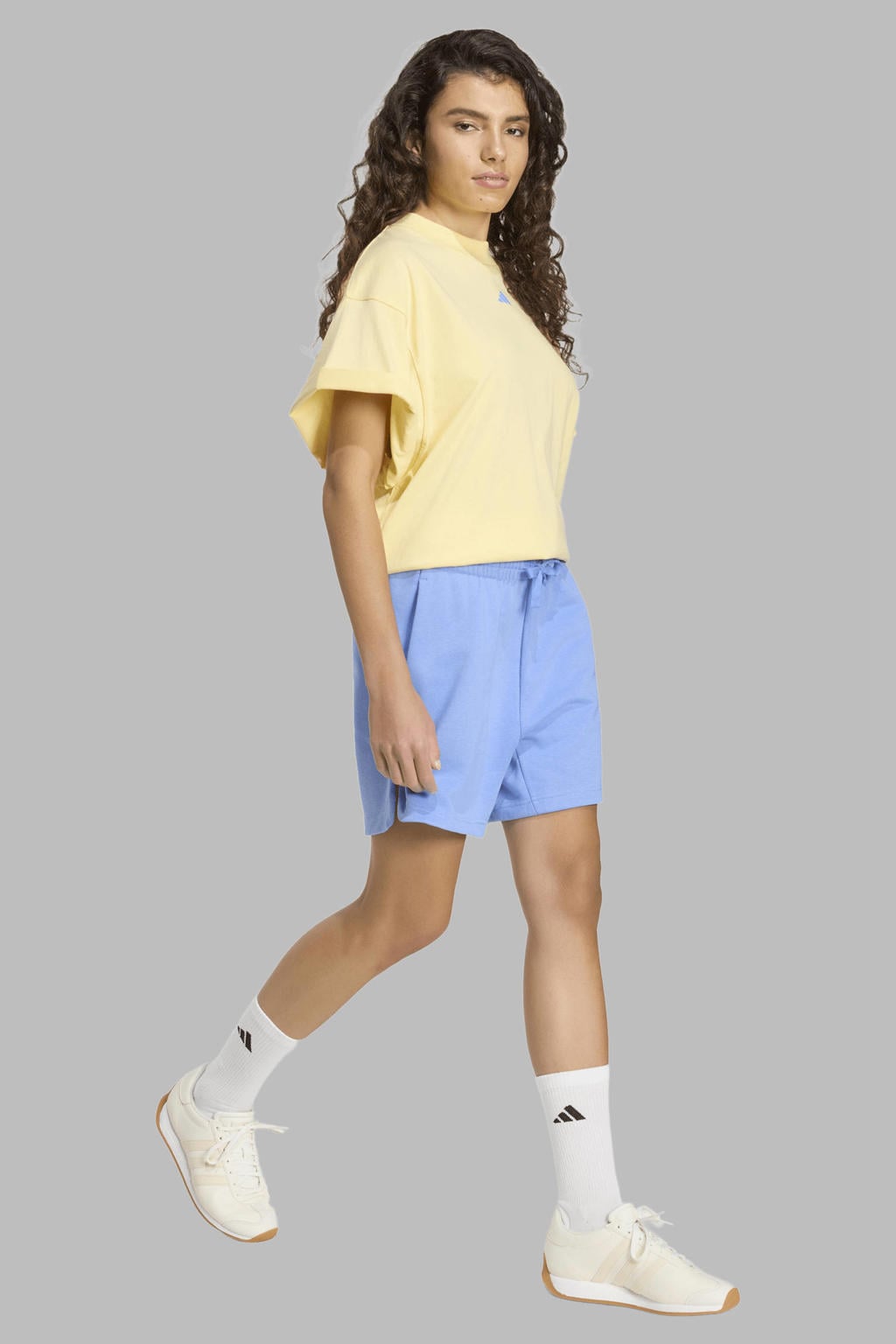 Geel en blauwe dames adidas Sportswear T-shirt Studio van katoen met backprint, korte mouwen en ronde hals