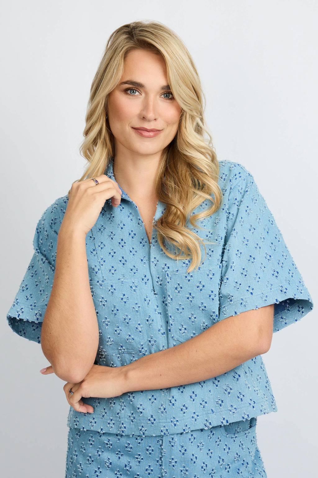 Blauwe dames FLURESK top met effen, korte mouwen, klassieke kraag en borduursels