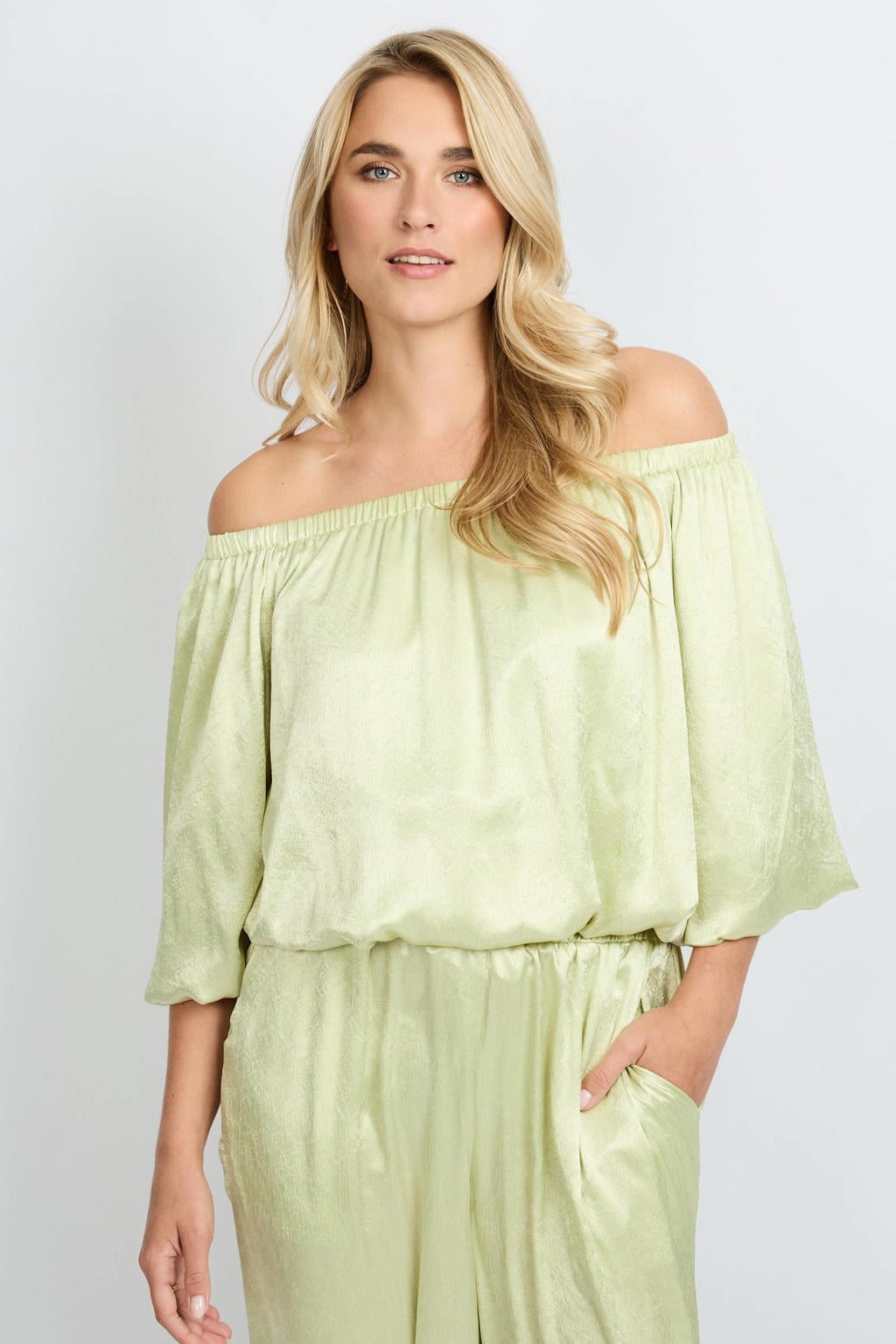 Lichtgroene dames FLURESK off shoulder top van polyester met driekwart mouwen en glimmend detail