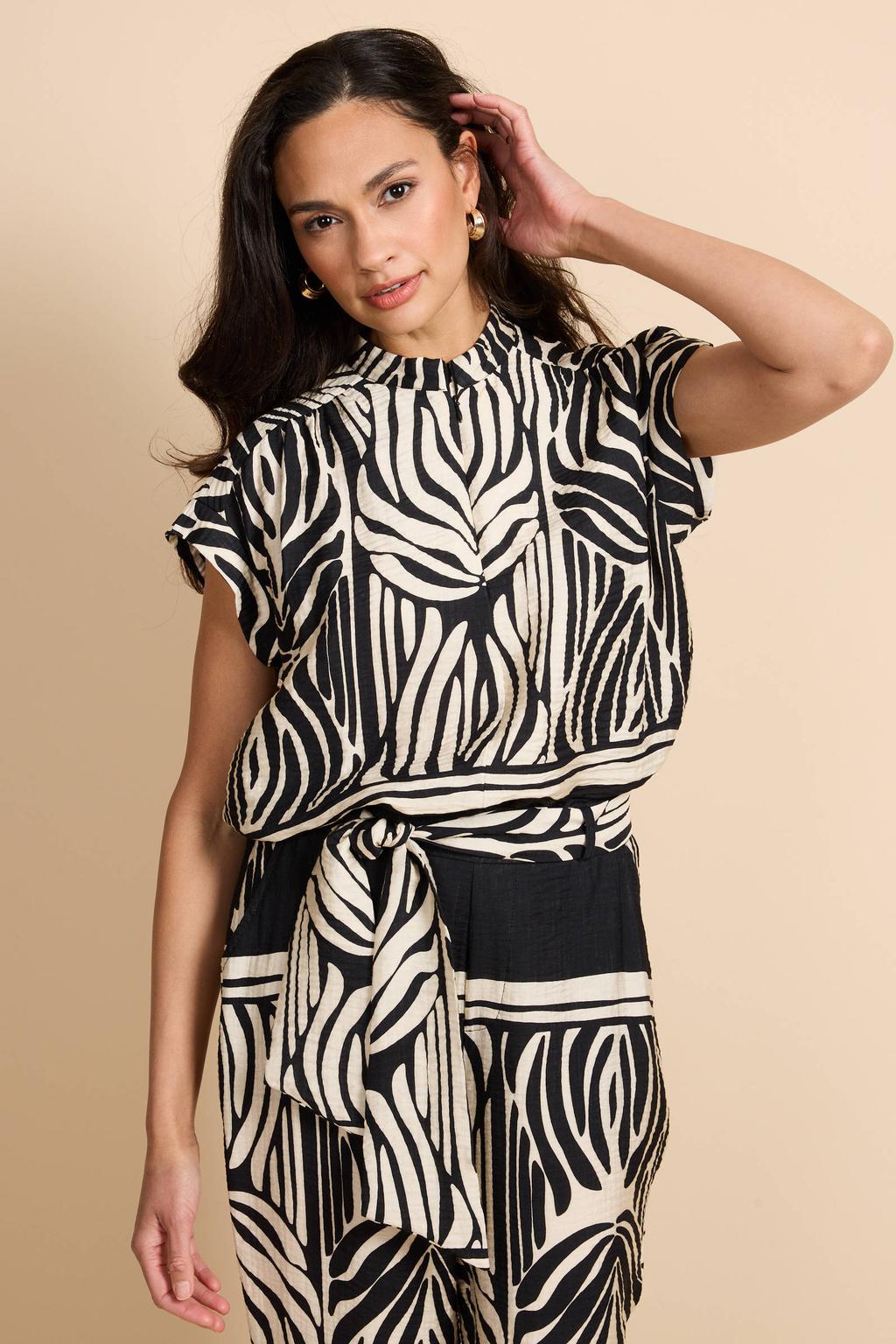 Zwart en ecru dames G-maxx blousetop van rayon met korte mouwen, opstaande kraag, blinde ritssluiting en textuur