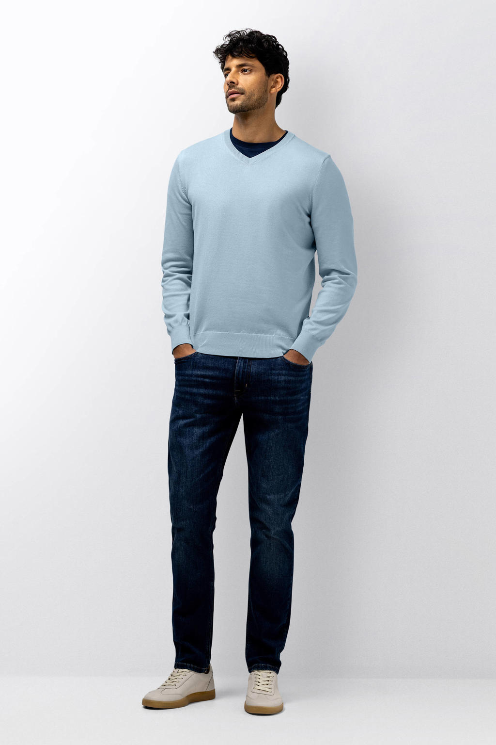 Lichtblauwe heren State of Art pullover fijn gebreid van modal met effen, lange mouwen en V-hals