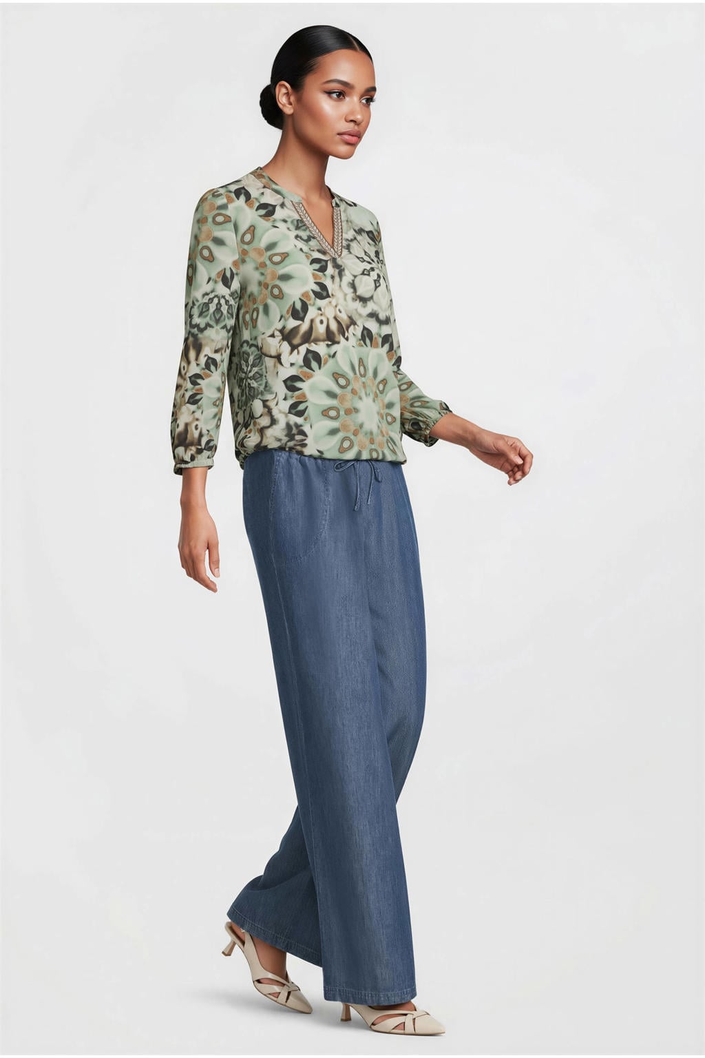 Groen en bruine dames Dreamstar gebloemde top van viscose met driekwart mouwen, V-hals, elastische tailleband en contrast bies