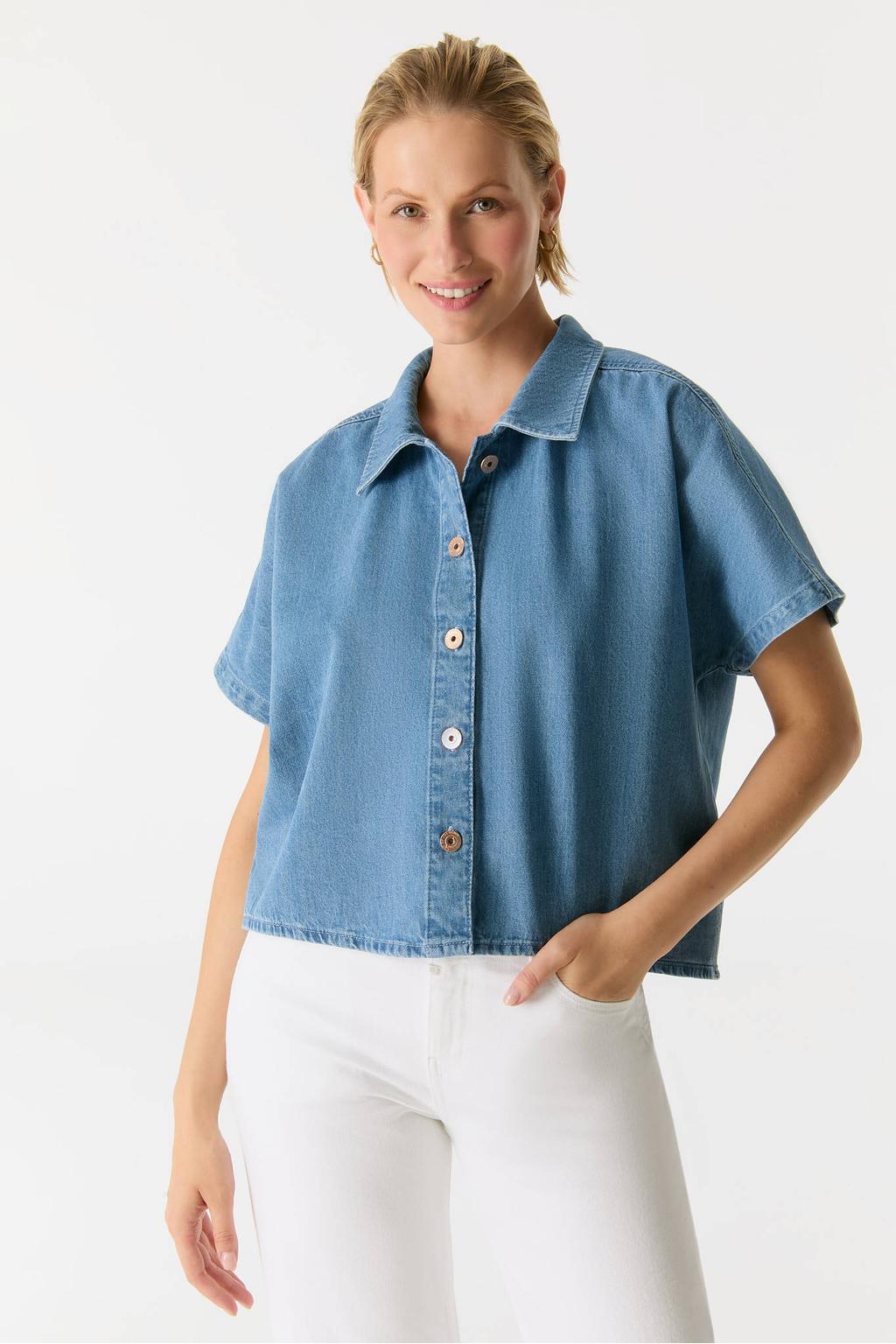 Medium blue denim dames Cup of Joe Denim blouse met effen, korte mouwen, klassieke kraag en knoopsluiting