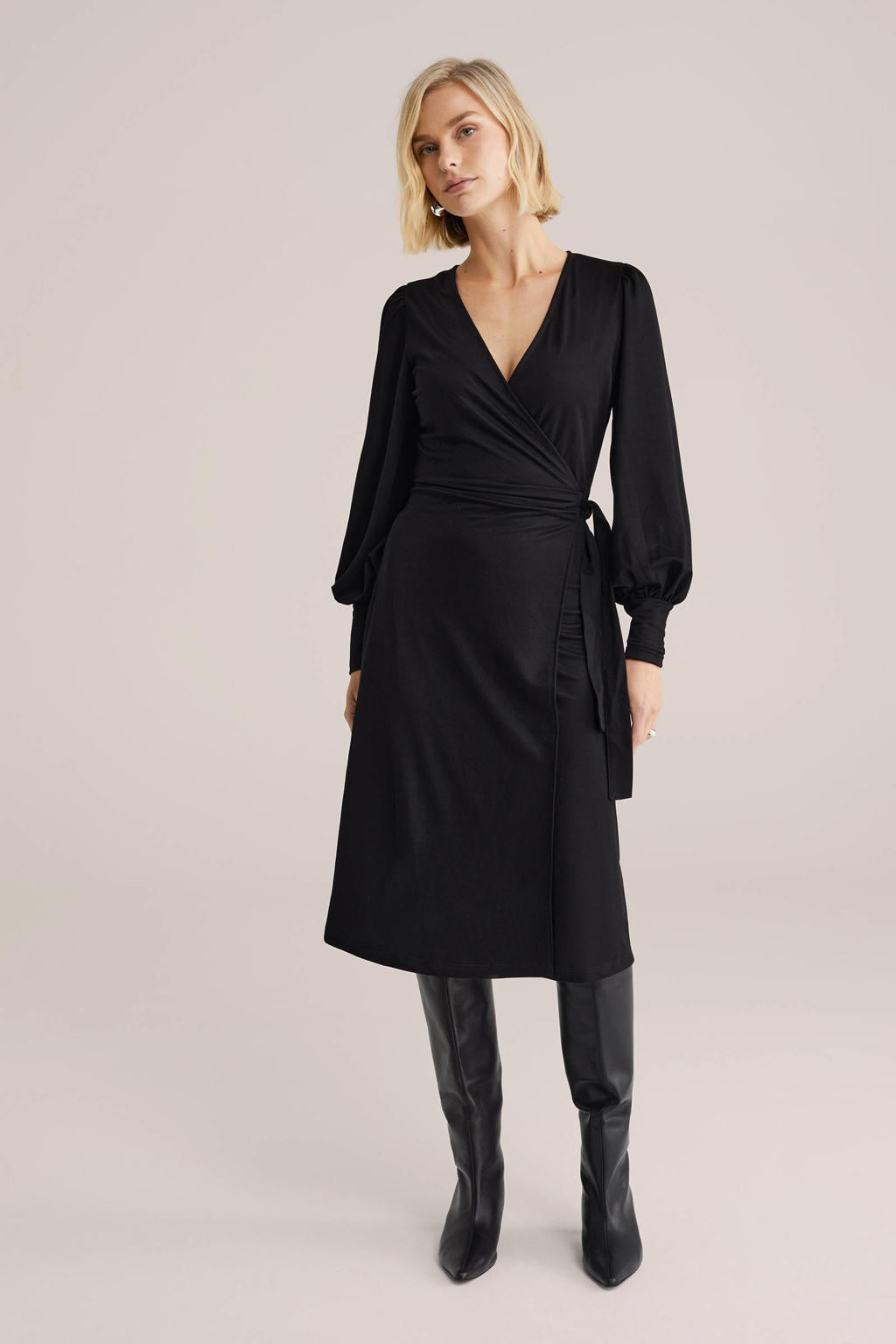 Zwarte dames WE Fashion A-lijn jurk van viscose met effen, lange mouwen, V-hals en knoopsluiting