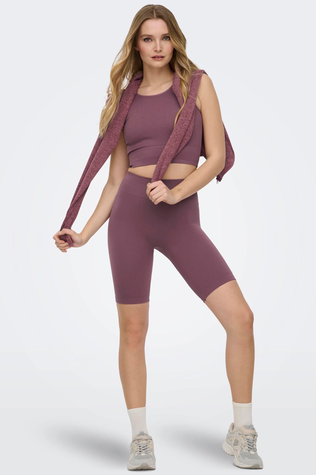 Roodbruine dames ONLY PLAY sportshort bruin van nylon met slim fit, regular waist en effen