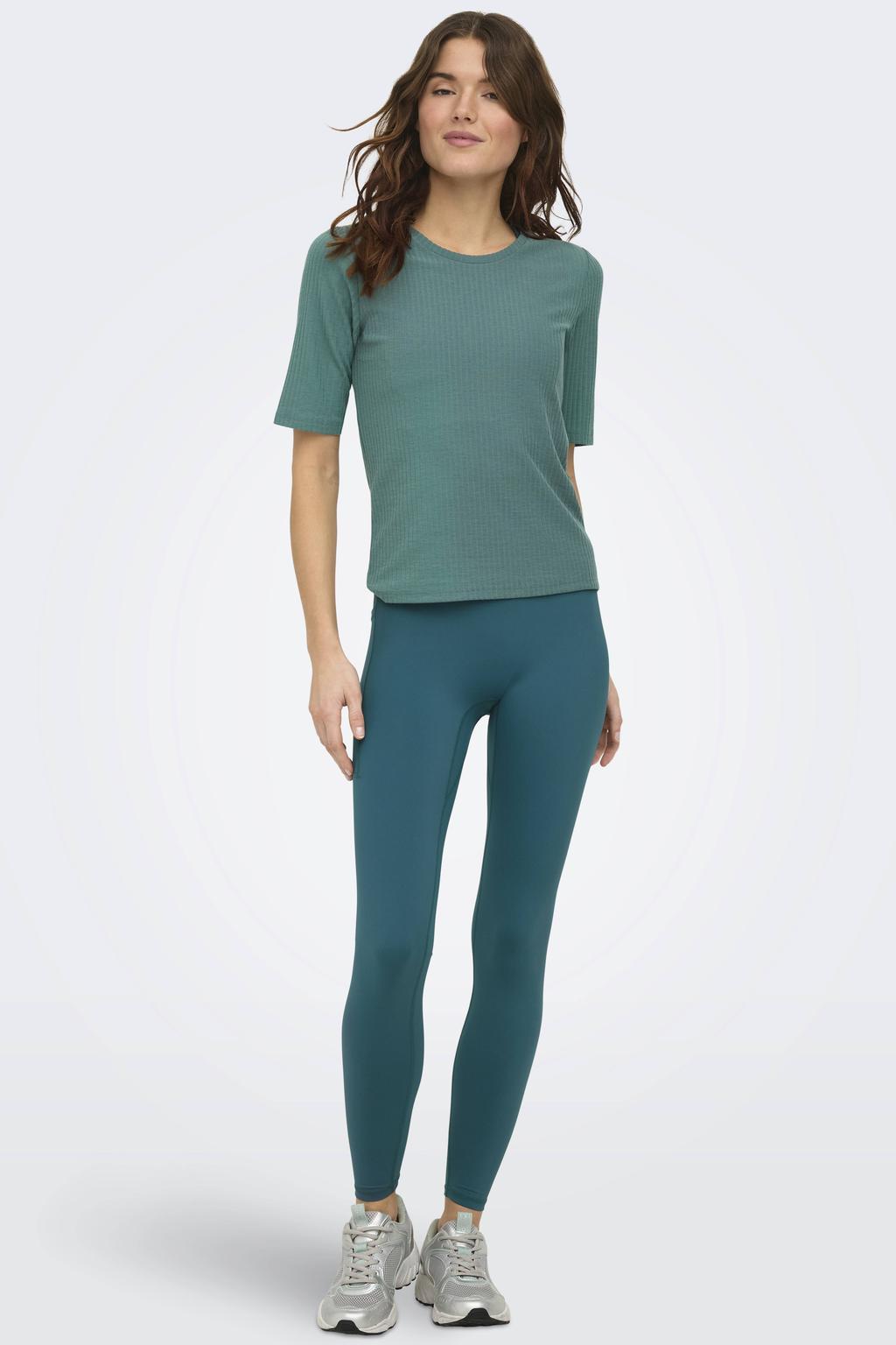 Grijsgroene dames ONLY PLAY sportshirt groen van polyester met korte mouwen en gebreide details