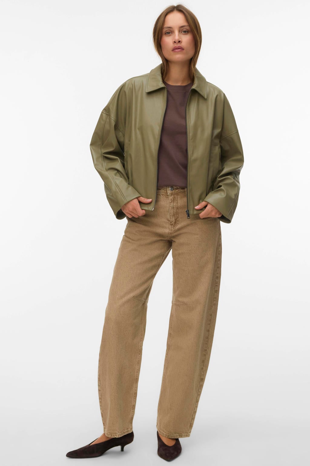 Groene dames VERO MODA x Noor de Groot imitatieleren bomberjack met lange mouwen, klassieke kraag, ritssluiting en geweven detail