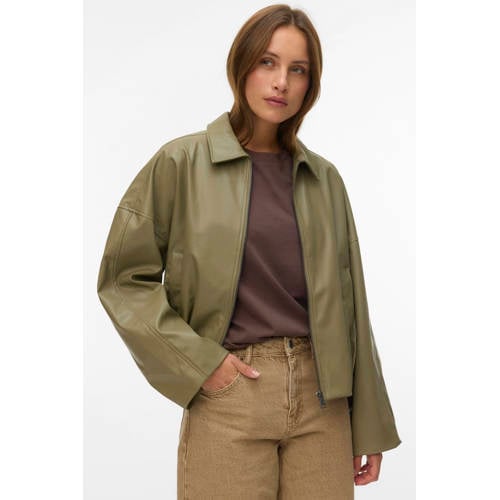 VERO MODA x Noor de Groot imitatieleren bomberjack groen afbeelding