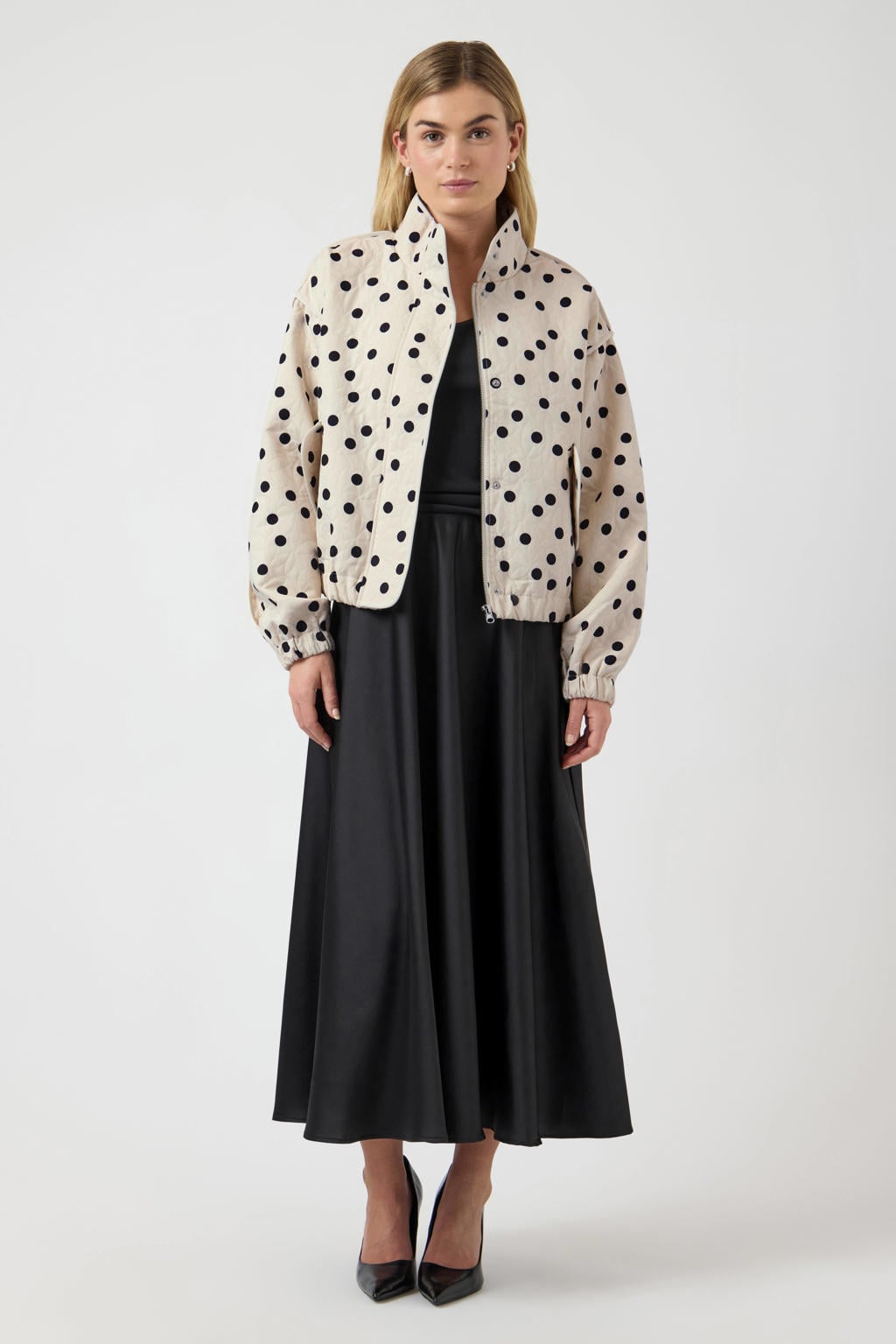 Ecru en zwarte dames YAS jasje van polyester met stippenprint, lange mouwen, opstaande kraag, knoopsluiting en borduursels