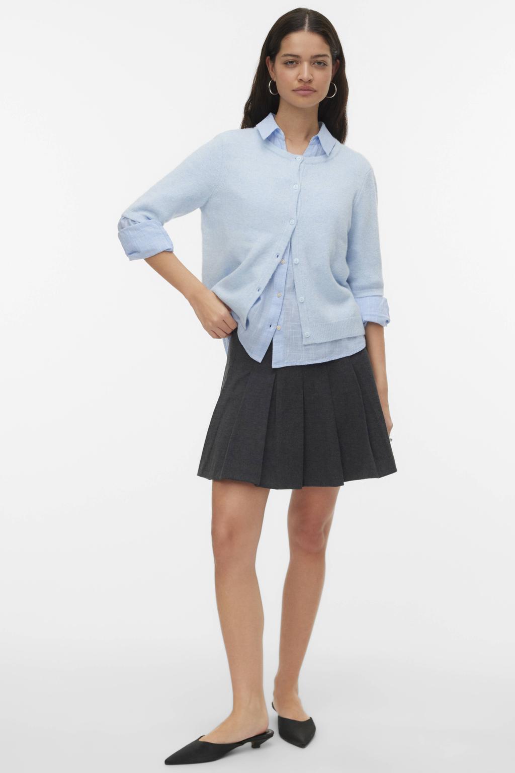 Lichtblauwe dames VERO MODA gebreid vest met effen, korte mouwen, ronde hals en knoopsluiting