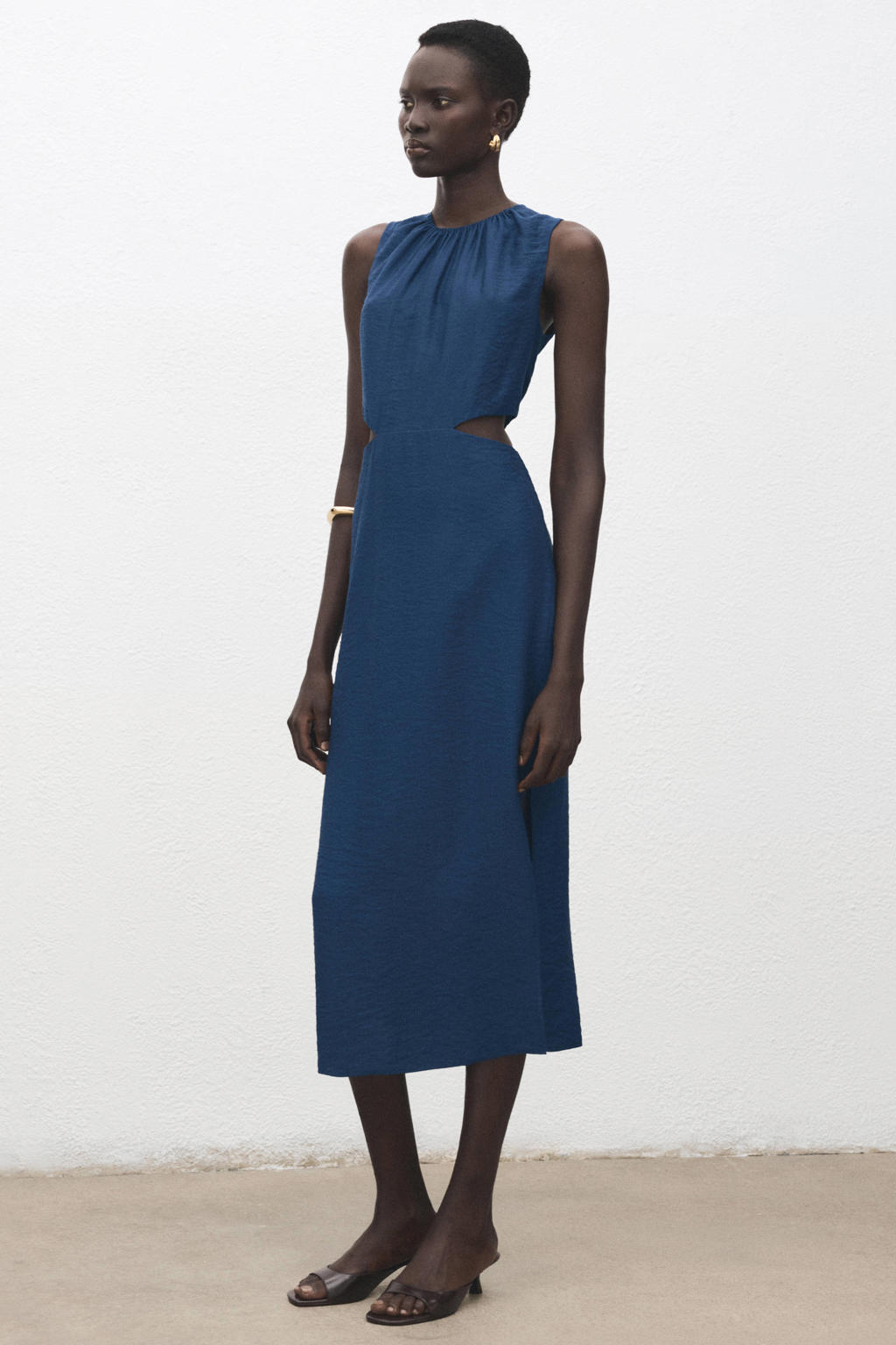 Marineblauw dames Mango cocktailjurk van viscose met effen, ronde hals, blinde ritssluiting en cut out