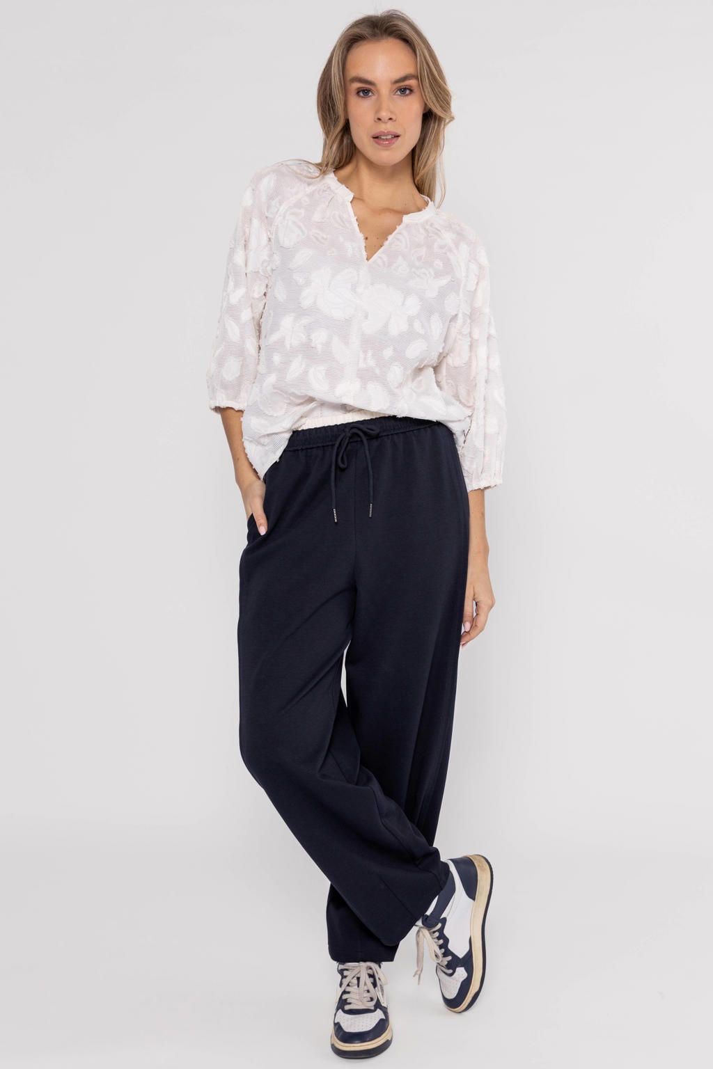 Ecru dames Poools gebloemde blousetop van polyester met driekwart mouwen, V-hals en borduursels