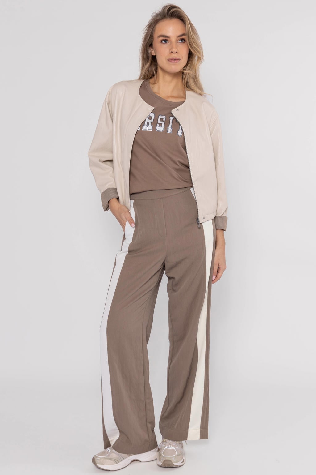Crème dames Poools jasje van coated materiaal met effen, lange mouwen, ronde hals, ritssluiting en glimmend detail