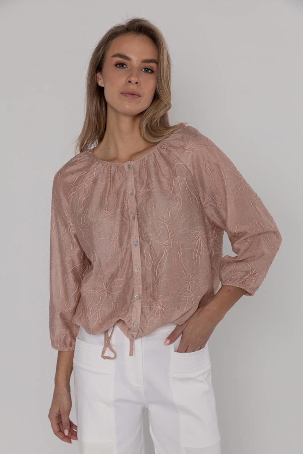 Zalmkleurige dames Poools gebloemde blouse van modal met lange mouwen, ronde hals, knoopsluiting en lurex