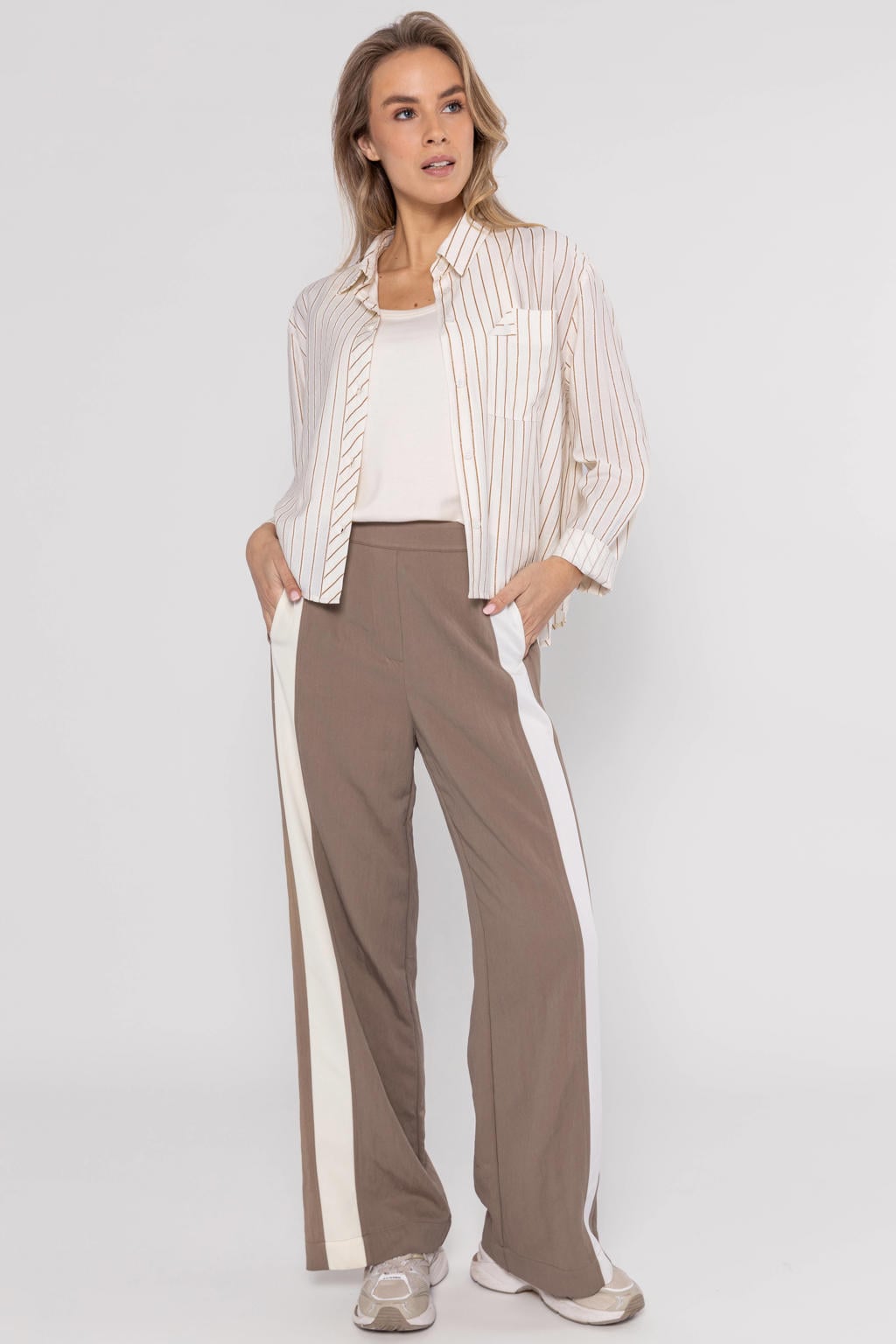 Crème en bruine dames Poools gestreepte blouse crème van viscose met lange mouwen, klassieke kraag en knoopsluiting