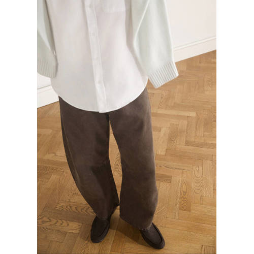 Manfield suède loafers met crocoprint bruin