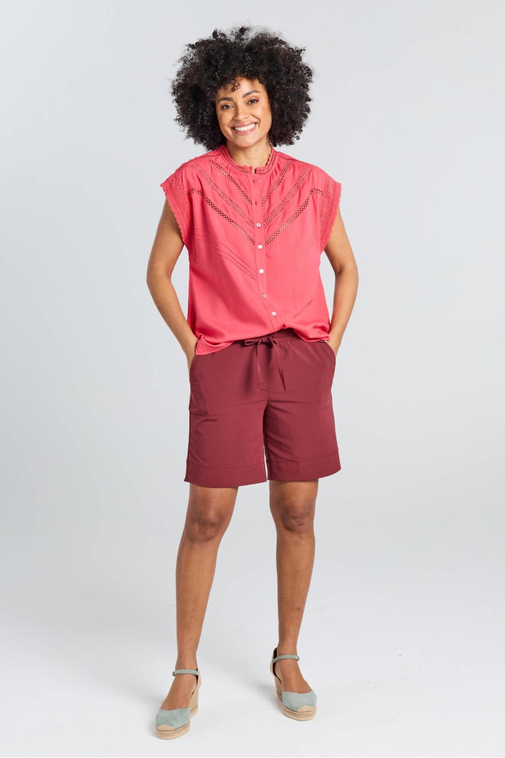 Rode dames Didi travelstof regular waist bermuda short met loose fit, elastische tailleband met koord en effen