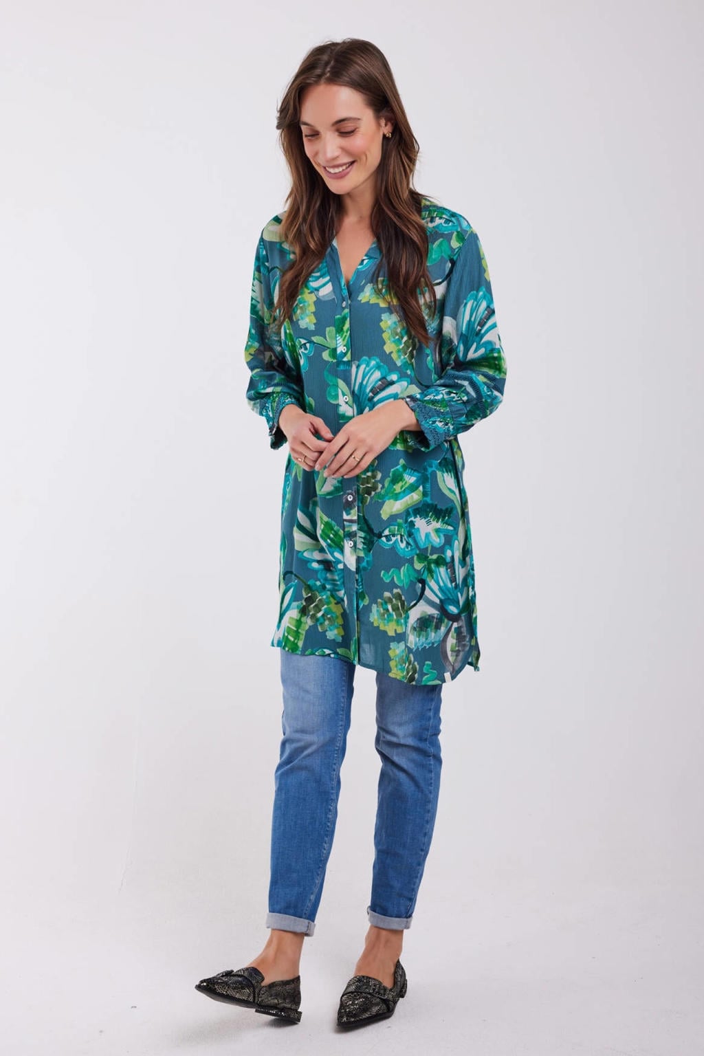 Groen en blauwe dames Didi tuniek van rayon met grafische print, driekwart mouwen, V-hals, knoopsluiting en smockwerk