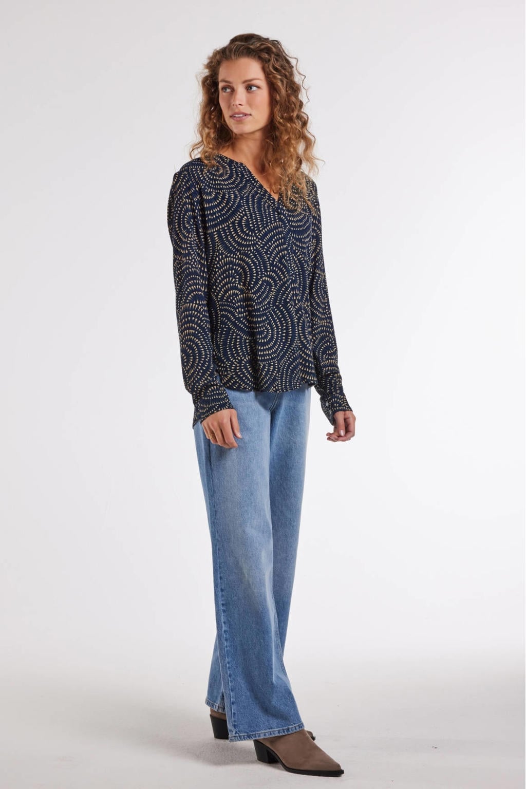 Donkerblauwe dames Didi top van viscose met grafische print, lange mouwen en V-hals