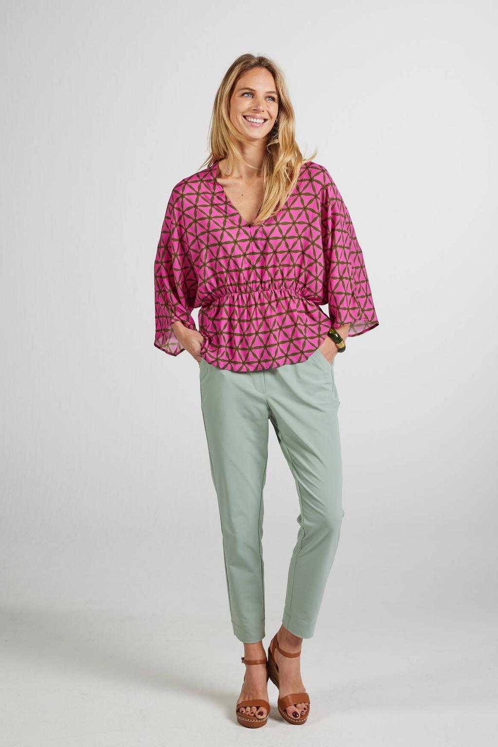 Roze en groene dames Didi top van modal met grafische print, driekwart mouwen en V-hals