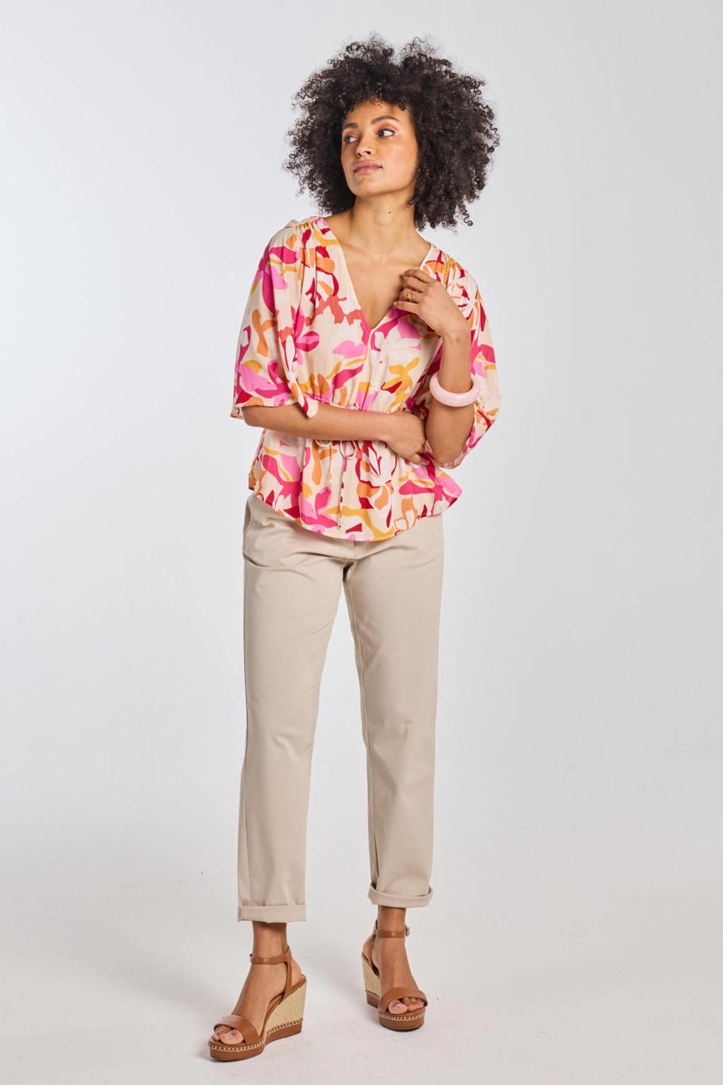 Roze, oranje en ecru dames Didi gebloemde blousetop van modal met half lange mouwen, V-hals en smockwerk