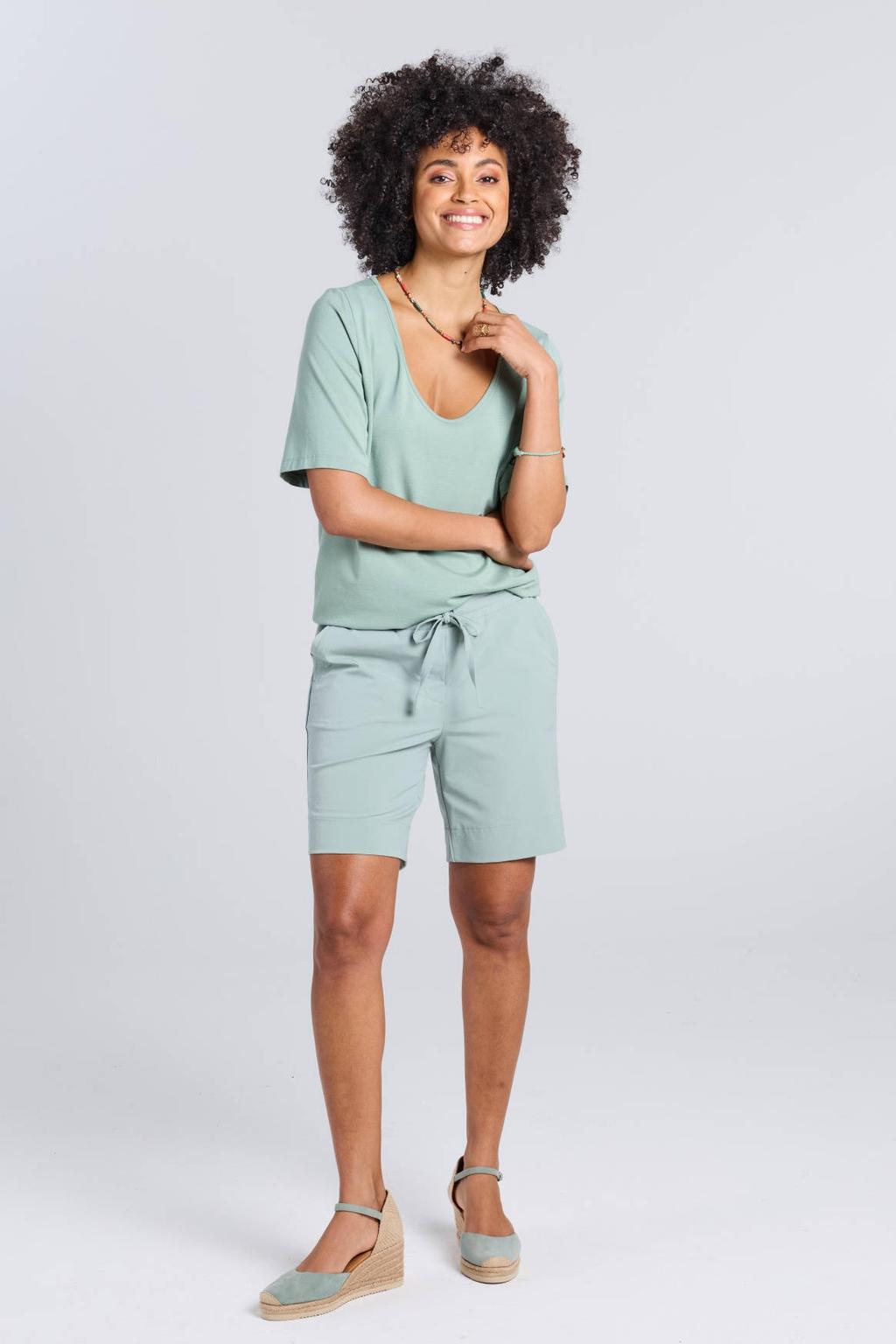 Groene dames Didi travelstof regular waist bermuda short met loose fit, elastische tailleband met koord en effen