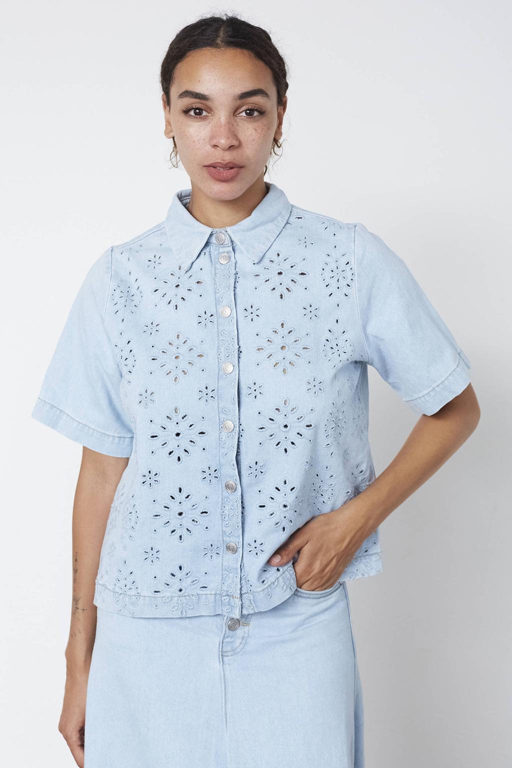 Lichtblauwe dames SisterS Point blouse van katoen met effen, korte mouwen, klassieke kraag, knoopsluiting en semi-transparante details