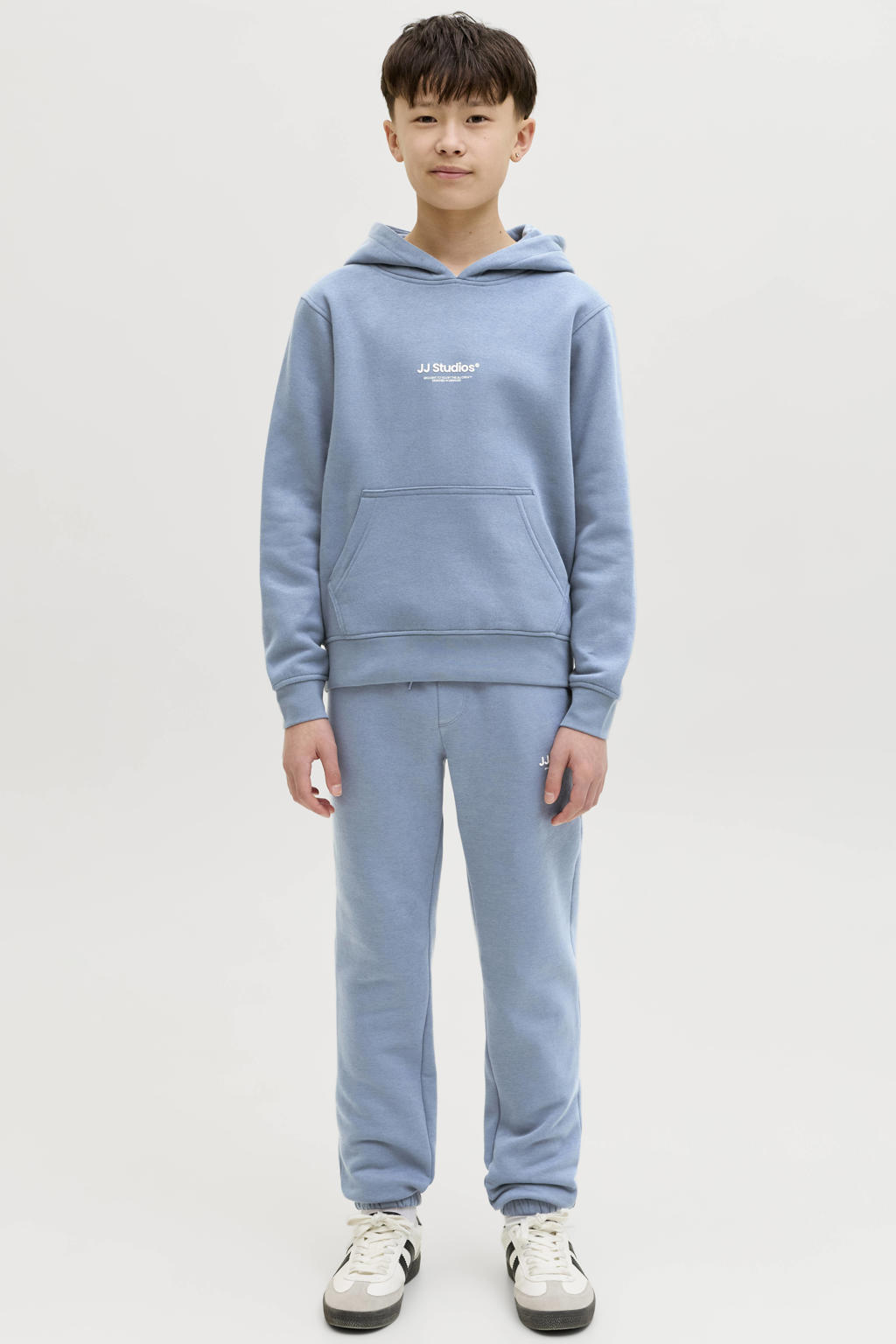 Lichtblauwe jongens JACK & JONES JUNIOR relaxed joggingbroek van sweat materiaal met regular waist, elastische tailleband met koord en printopdruk