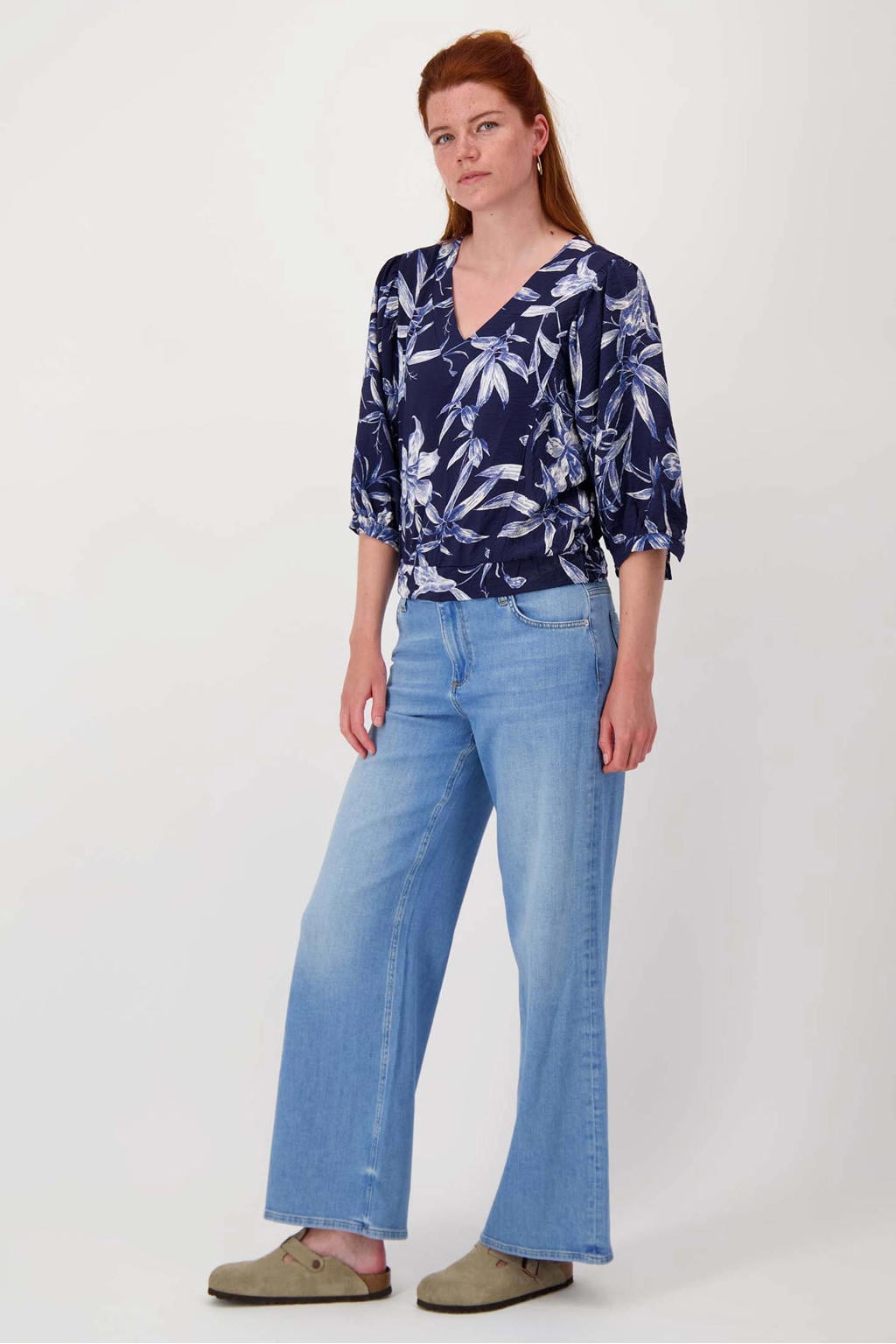Donkerblauw en witte dames Zusss gebloemde blousetop van viscose met driekwart mouwen, V-hals en knoopsluiting