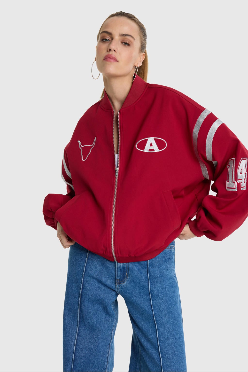 Rood en zilverkleurige dames Alix the Label bomberjack met backprint, lange mouwen, ronde hals en ritssluiting