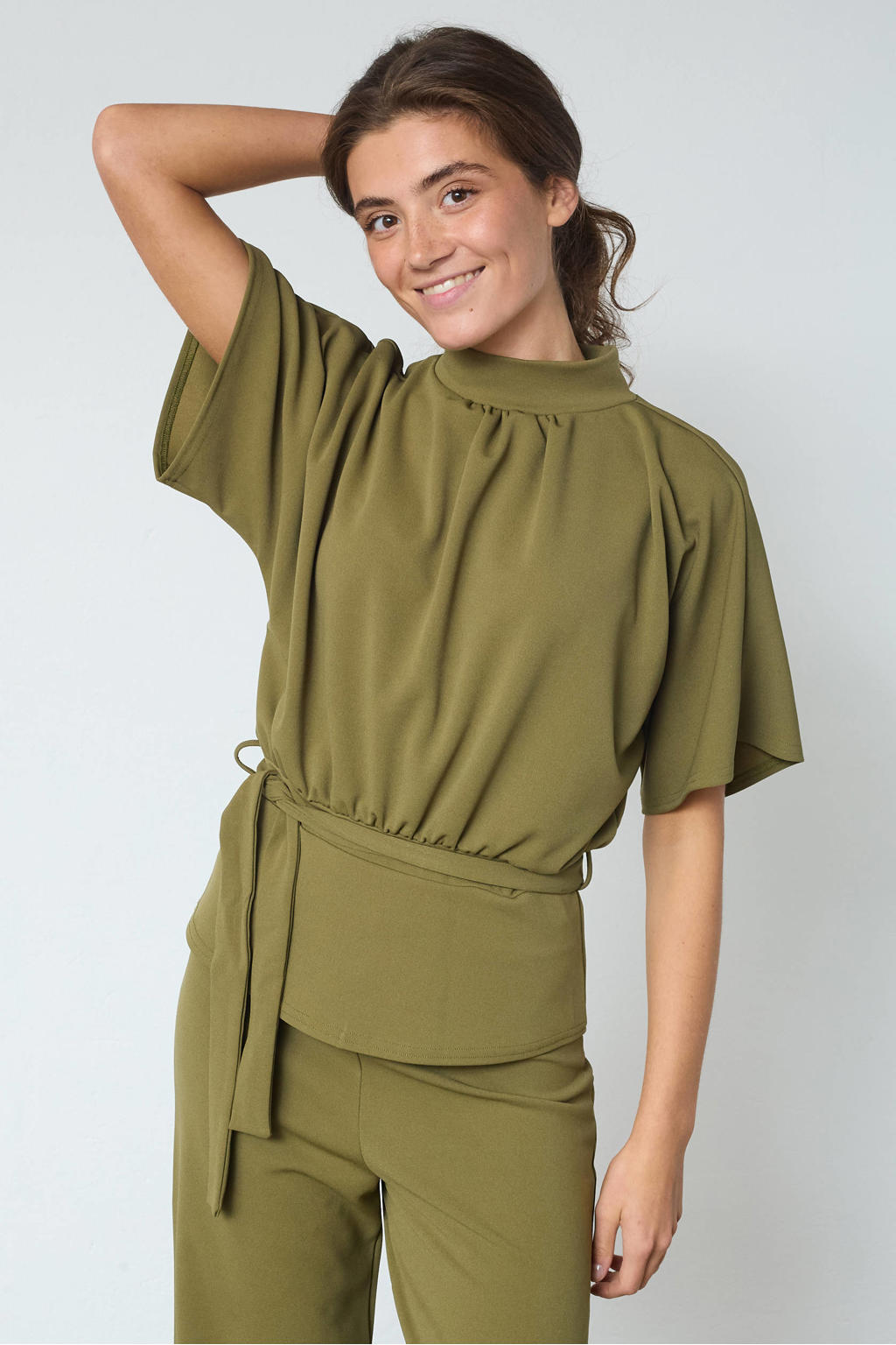 Olijfgroene dames SisterS Point blousetop van polyester met effen, korte mouwen, opstaande kraag, striksluiting en ceintuur