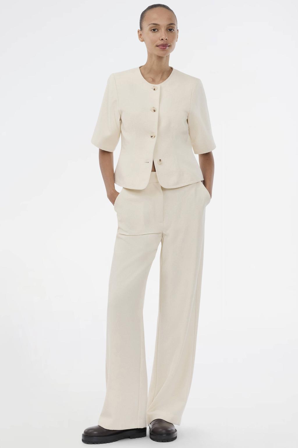 Beige dames Modström cropped blazer van polyester met effen, half lange mouwen, ronde hals, knoopsluiting en plooien