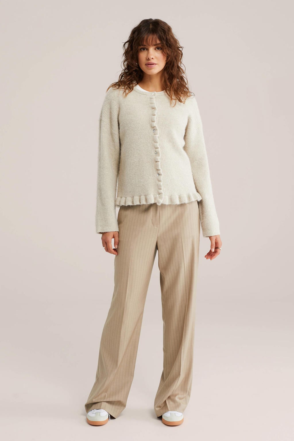 Zandkleurige dames WE Fashion gebreid vest met effen, lange mouwen, ronde hals en knoopsluiting