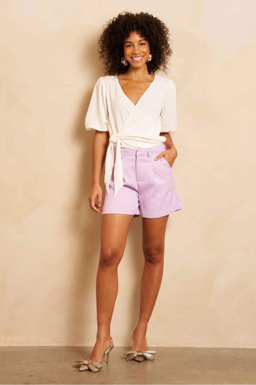 Ecru dames Lofty Manner top van polyester met effen, korte mouwen, V-hals en omslagdetail