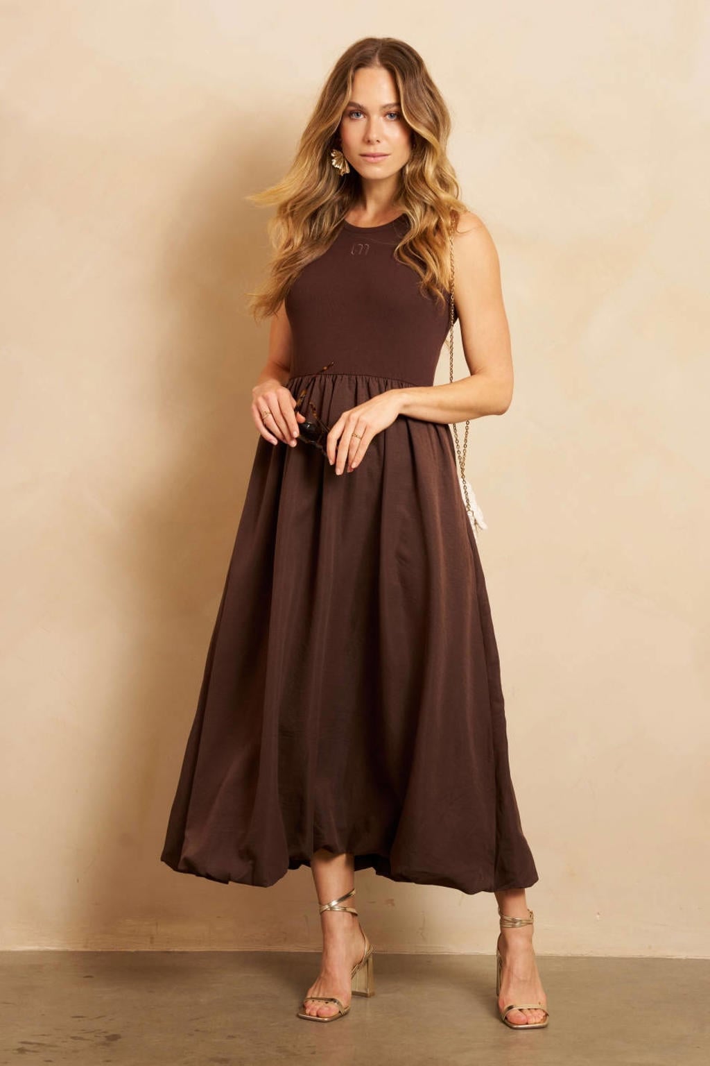Lofty Manner viscose maxi a-lijn jurk met plooien en logo - bruin