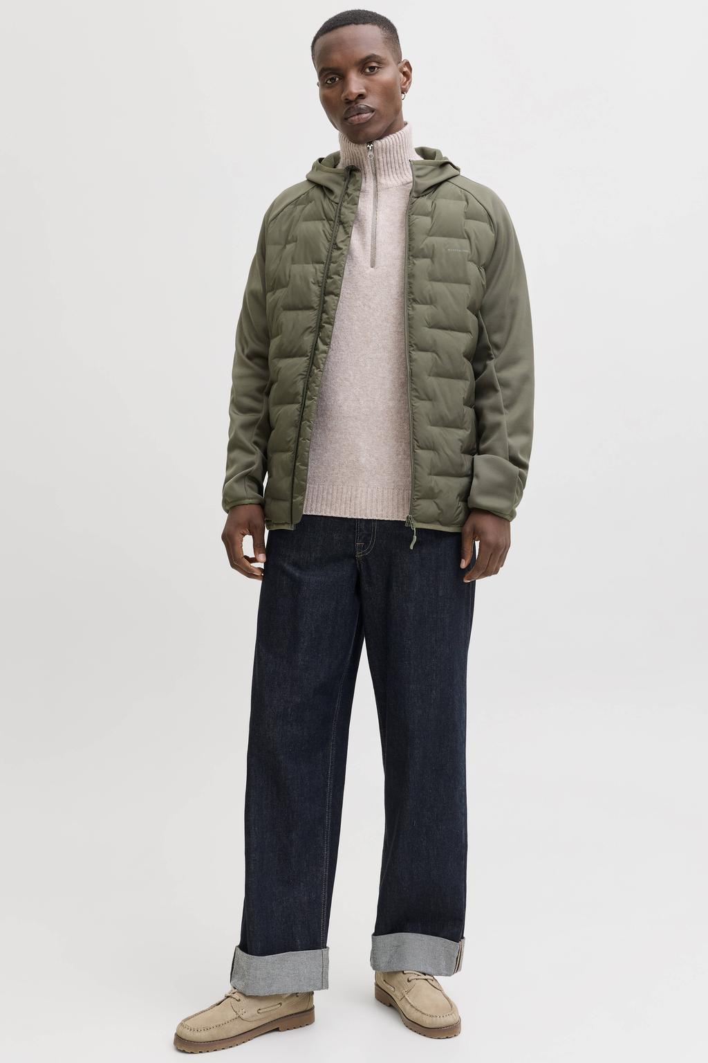 Olijfgroene heren JACK & JONES ESSENTIALS gewatteerde jas van polyester met effen, lange mouwen, capuchon, ritssluiting en doorgestikte details