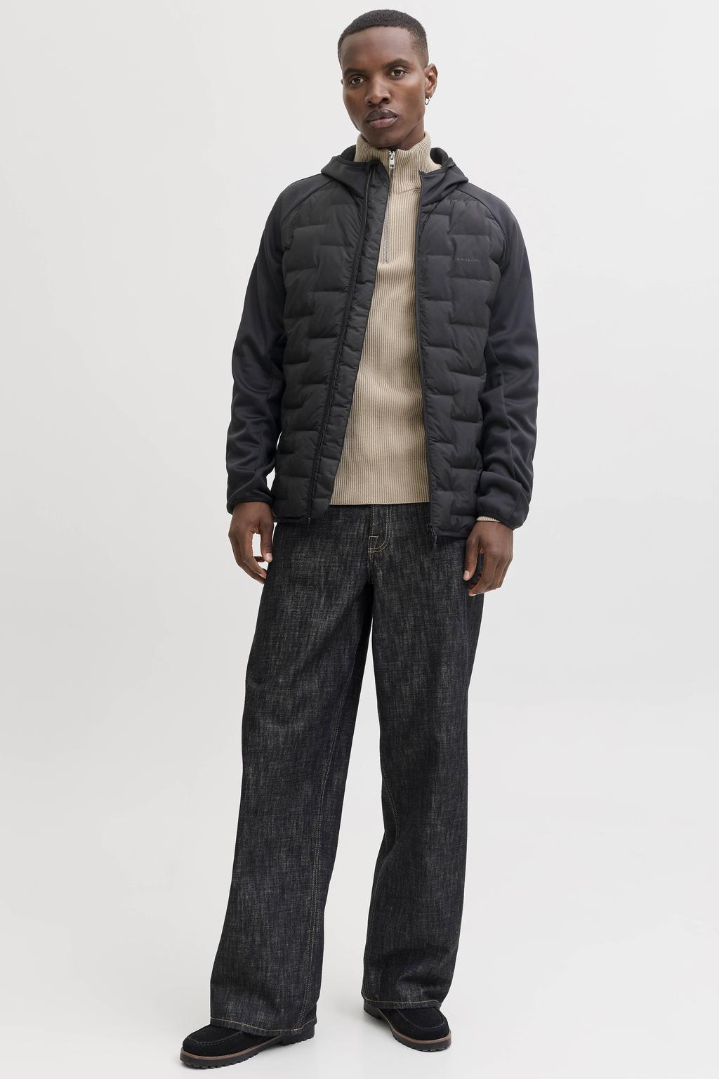 Zwarte heren JACK & JONES ESSENTIALS gewatteerde jas van polyester met effen, lange mouwen, capuchon, ritssluiting en doorgestikte details