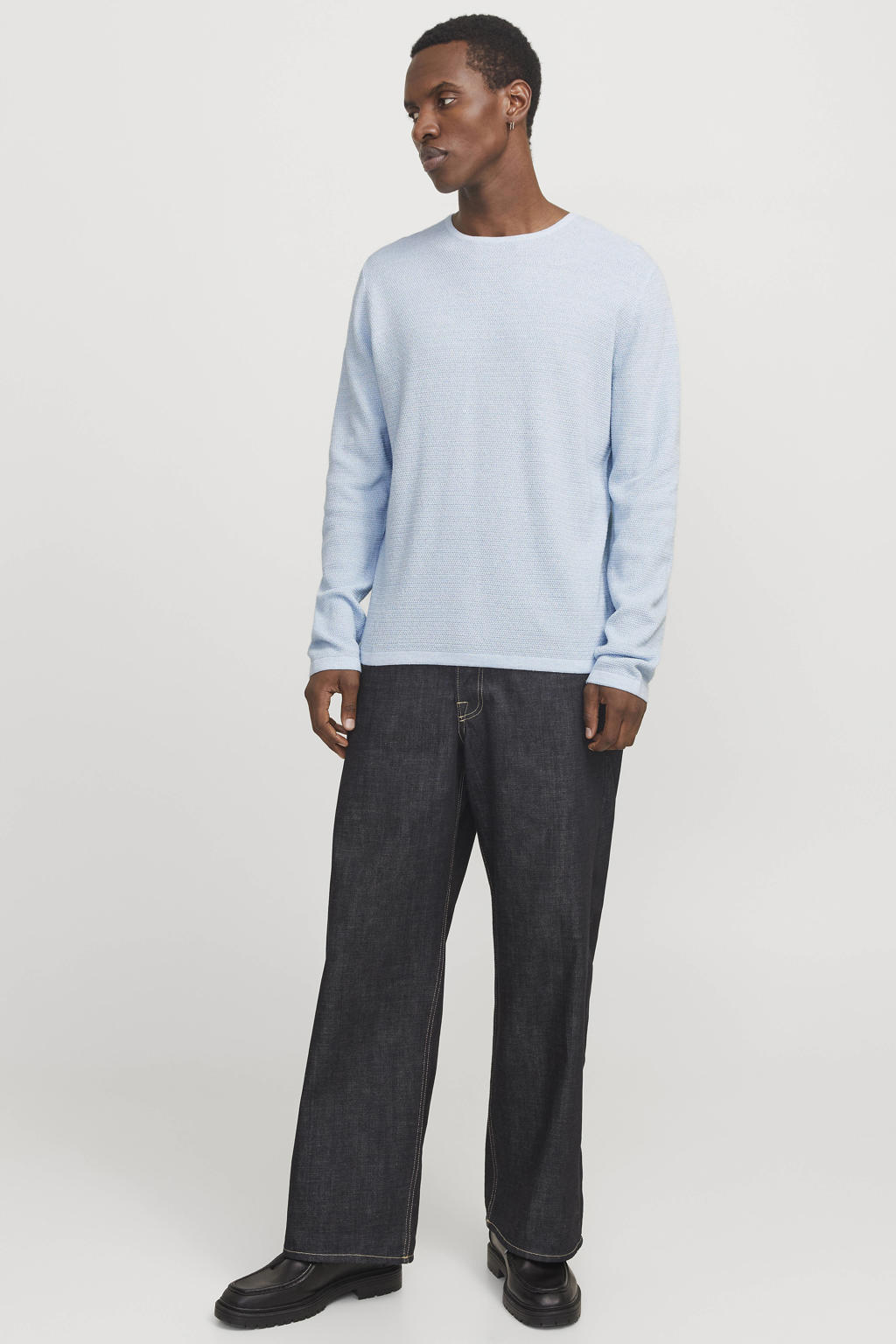Lichtblauwe heren JACK & JONES ESSENTIALS trui fijn gebreid van katoen met effen, lange mouwen en ronde hals