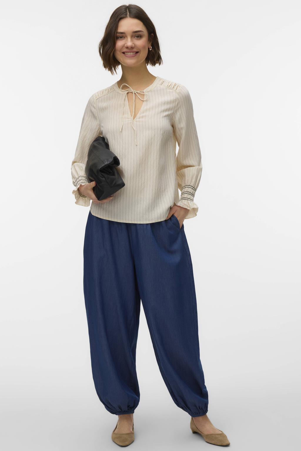 Ecru en zwarte dames VERO MODA top van viscose met krijtstreepprint, lange mouwen, V-hals en strikje