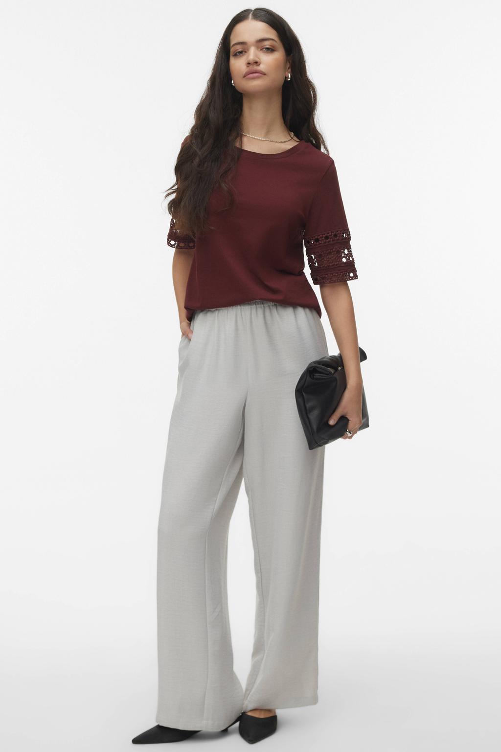 Roodbruine dames VERO MODA top bruin broderie met effen, half lange mouwen en ronde hals