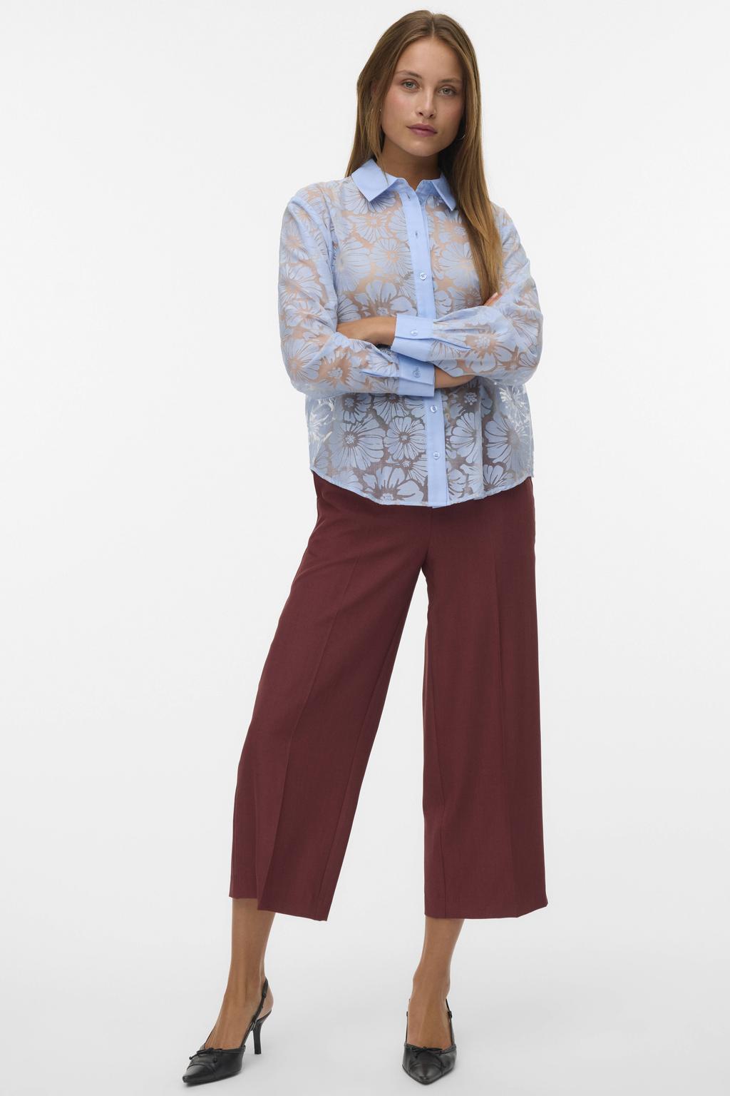Lichtblauwe dames VERO MODA gebloemde blouse van modal met lange mouwen, klassieke kraag, knoopsluiting en geweven detail
