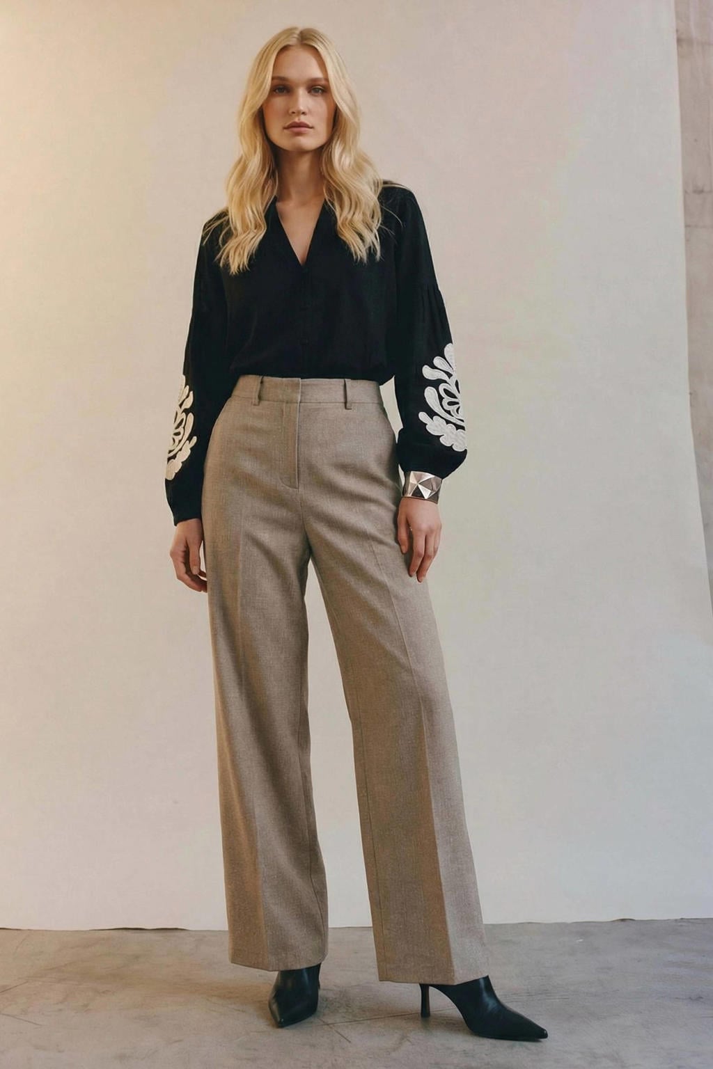 Zwart en ecru dames VERO MODA gebloemde top met lange mouwen, V-hals en borduursels