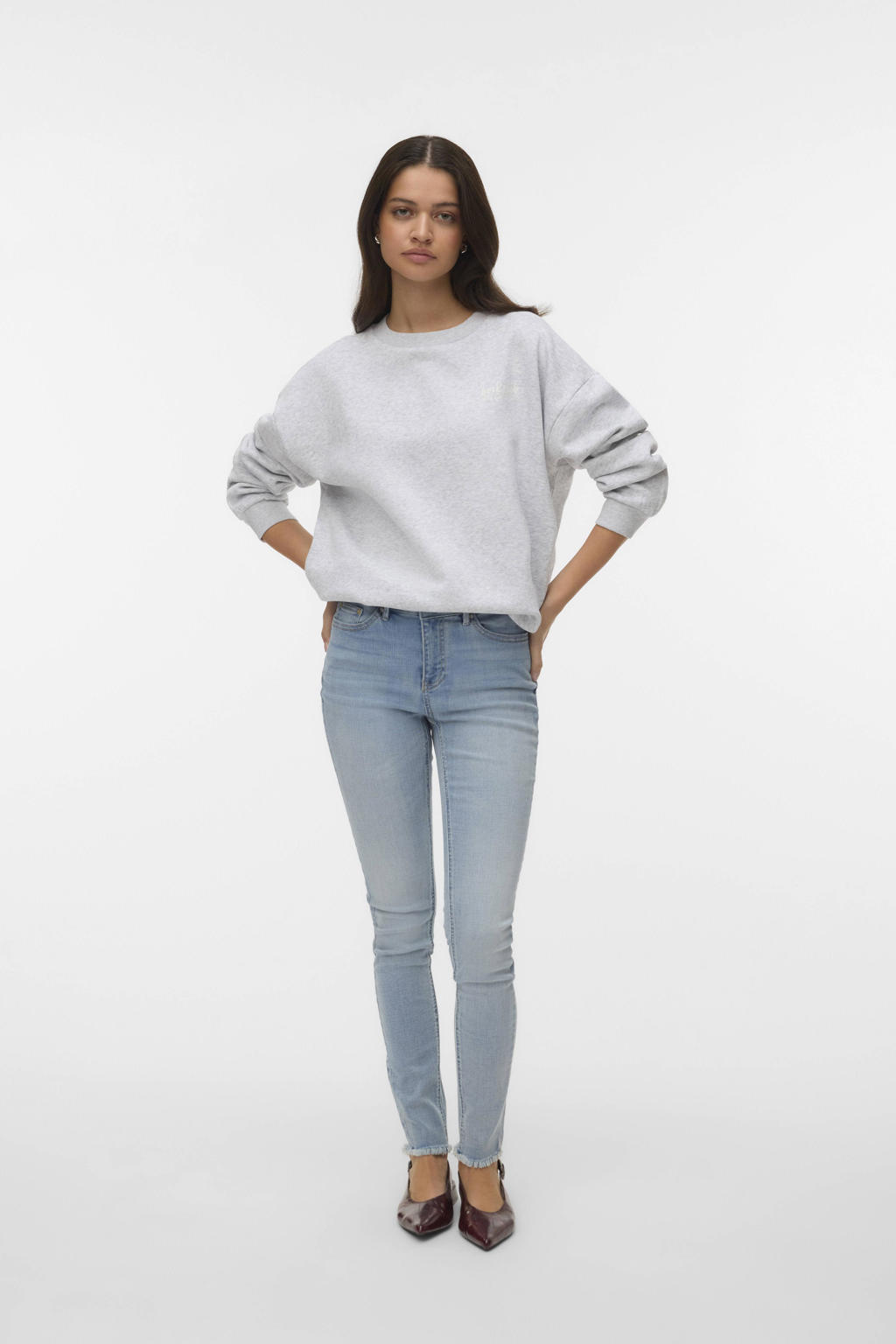 Lichtgrijze dames VERO MODA sweater met tekst print, lange mouwen, ronde hals en geribde boorden